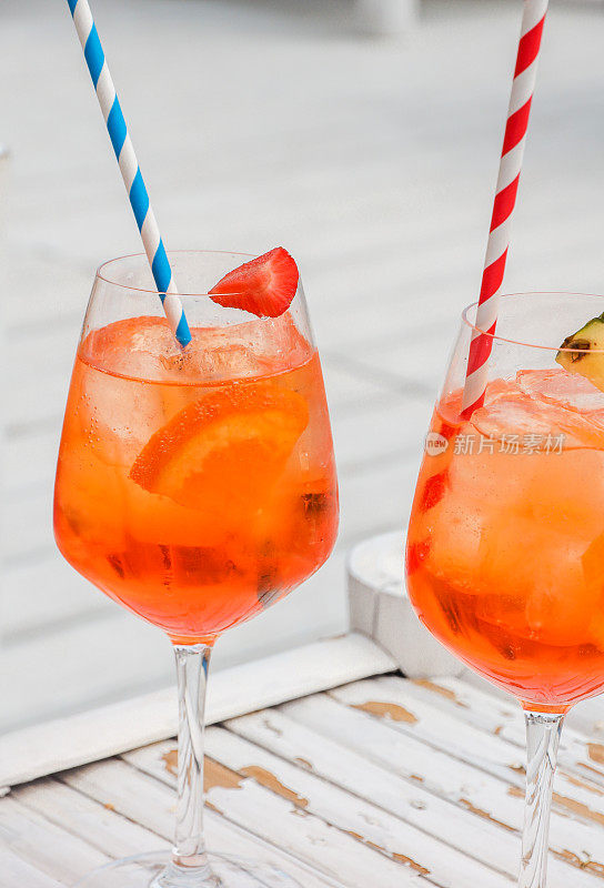 Veneziano Spritz Aperol Aperitif用吸管装在酒杯里